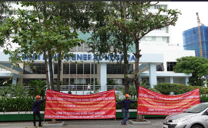 Một bệnh viện lớn ở Bình Định bất ngờ bị căng băng rôn đòi nợ 